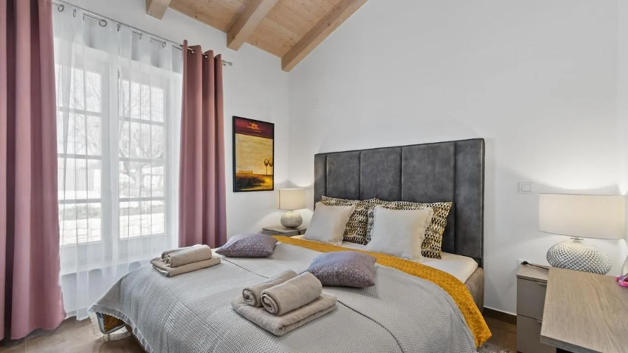 Villa Iria Bella Marcana 0*,
